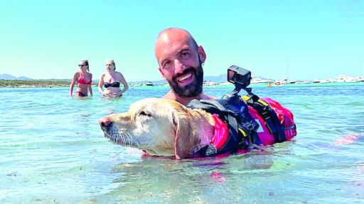 Labrador-bagnino soccorre una donna che rischia di annegare a Cala Sabina 
