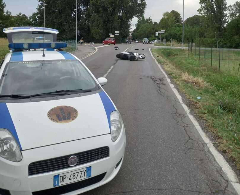 San Felice Scontro tra un’auto e uno scooter: fratture alle gambe per un 39enne 