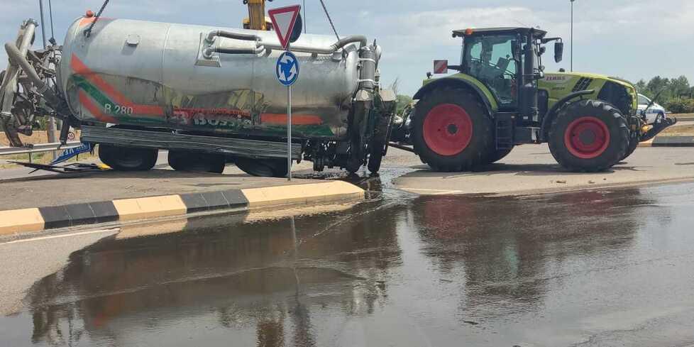 Modena Il liquame invade la via Emilia all'altezza di via Scartazza