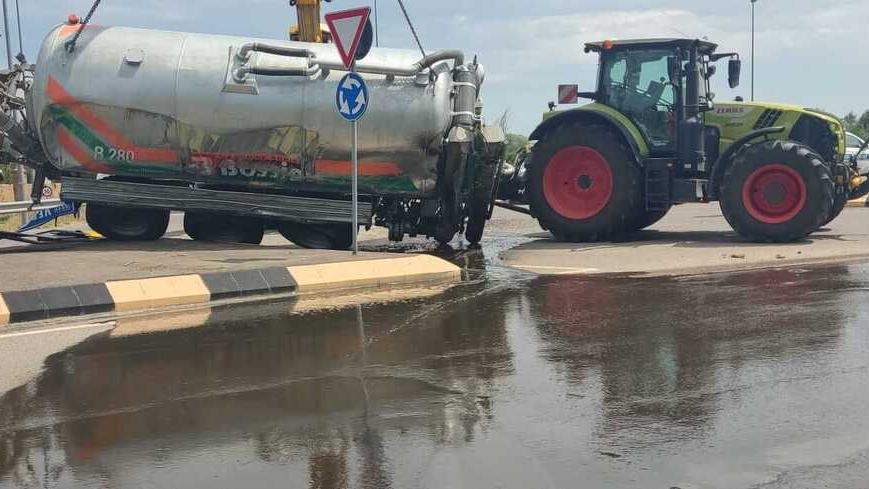 Modena Il liquame invade la via Emilia all'altezza di via Scartazza