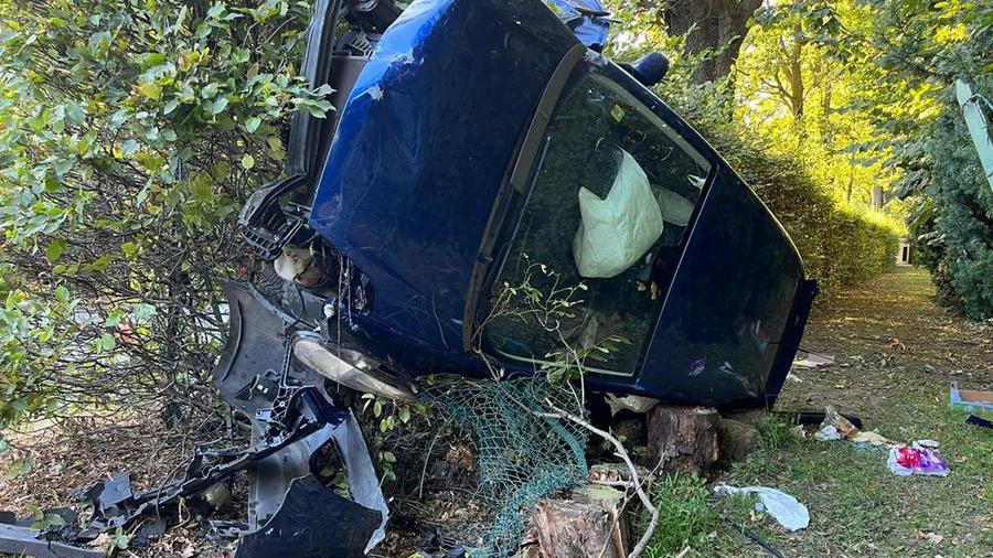 Modena Auto si ribalta sulla Gherbella «Incidenti all’ordine del giorno Sono anni che chiediamo i dossi»