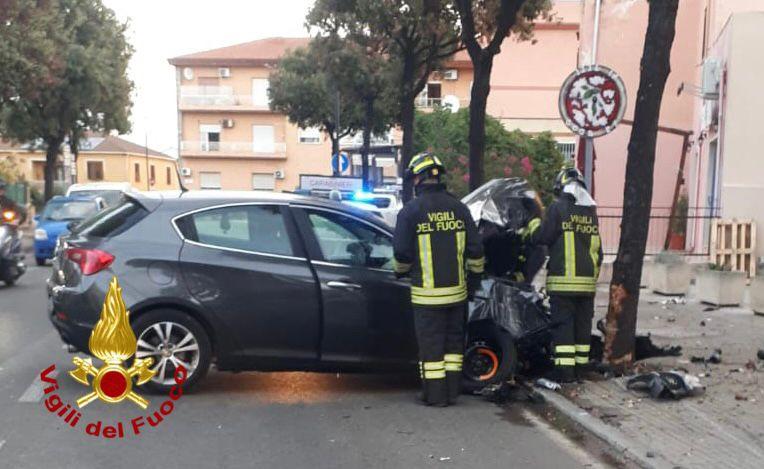 Olbia, auto finisce contro un albero in pieno centro: tre feriti