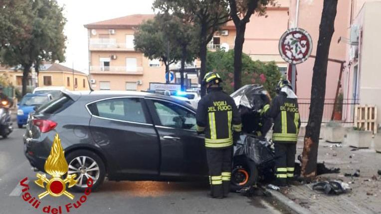 Olbia, auto finisce contro un albero in pieno centro: tre feriti