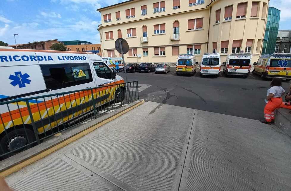 Il pronto soccorso di Livorno è intasato: fuori la fila delle ambulanze