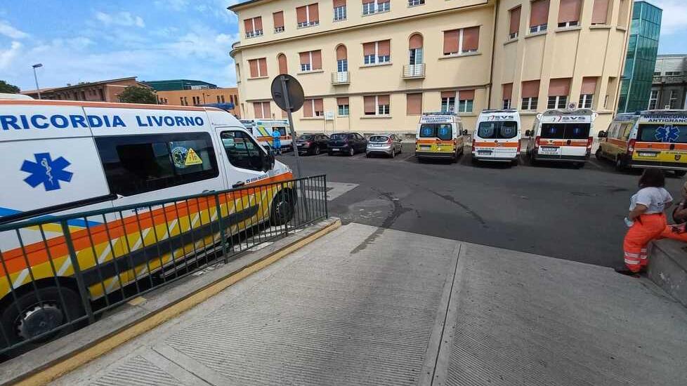 Il pronto soccorso di Livorno è intasato: fuori la fila delle ambulanze