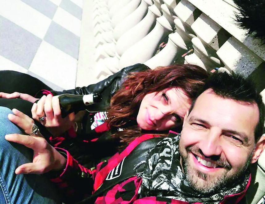 Morti nello schianto in autostrada, a Livorno i funerali di Emanuele. La ex: «Come lo dirò ai bambini?»