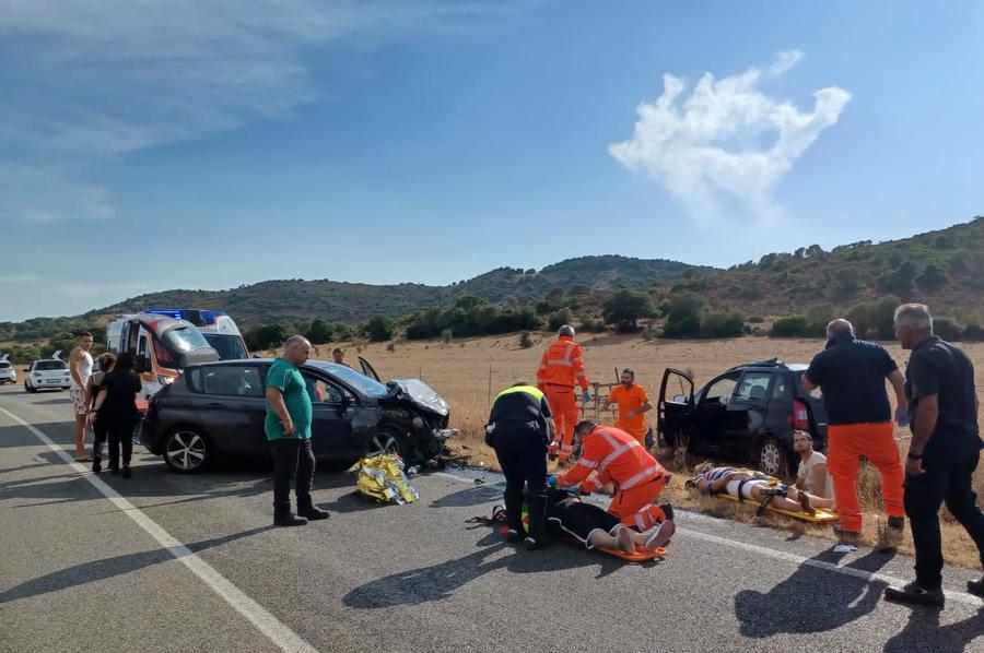 Olbia, schianto fra auto a causa dell’asfalto bagnato: 6 feriti