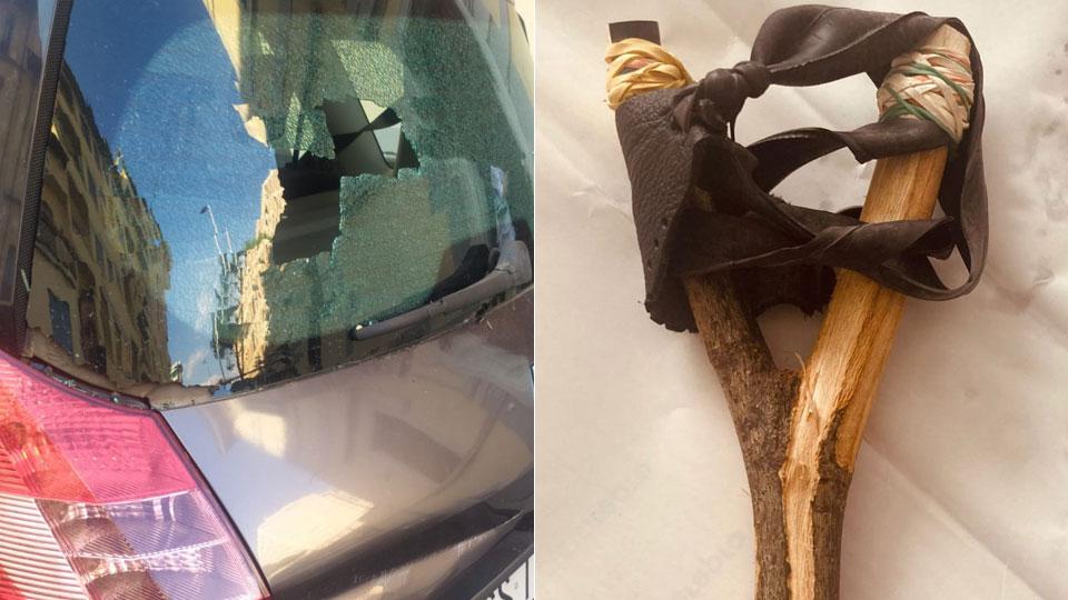 Beccato il “cecchino” delle auto in sosta: in casa aveva una fionda e decine di bulloni