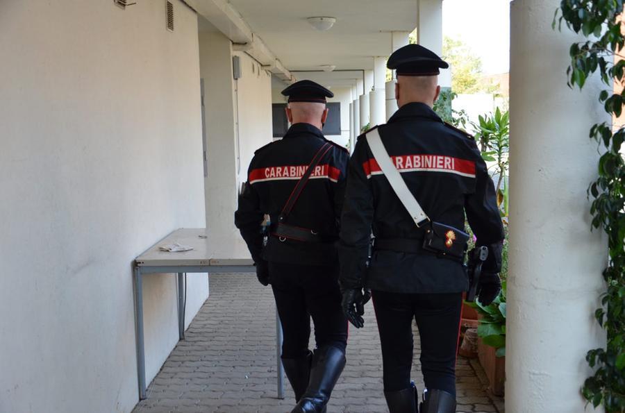 Abbandona in casa l’anziana madre malata, denunciato per maltrattamenti