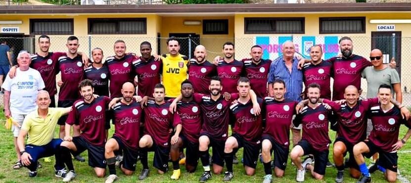 Nella foto, tratta dalla pagina social ufficiale della società, la squadra dello Sporting Club di Rosignano che ha militato nella stagione 2021-2022