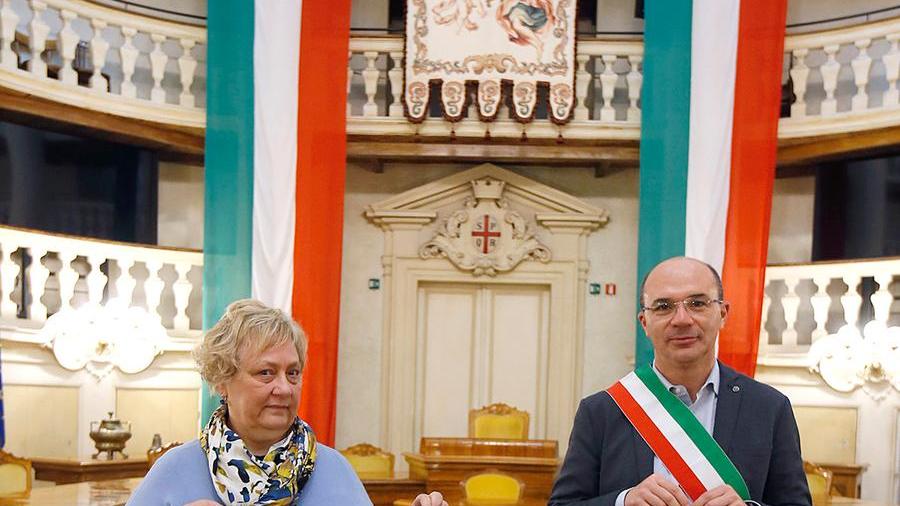 La bandiera del “Solitario” consegnata al sindaco di Reggio Luca Vecchi da Chiara Morelli, nipote del partigiano e giornalista Giorgio Morelli