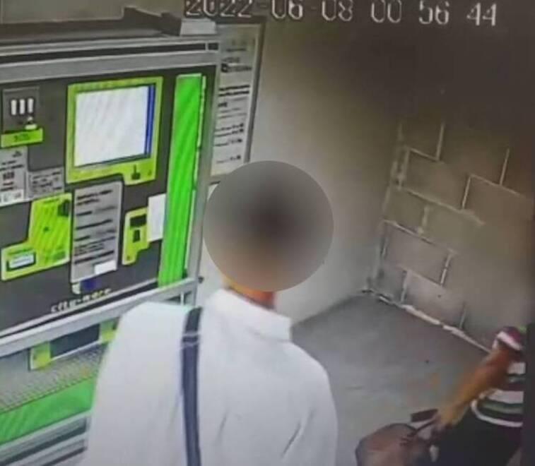 Un fotogramma del filmato incriminante in cui si vedono i due malviventi