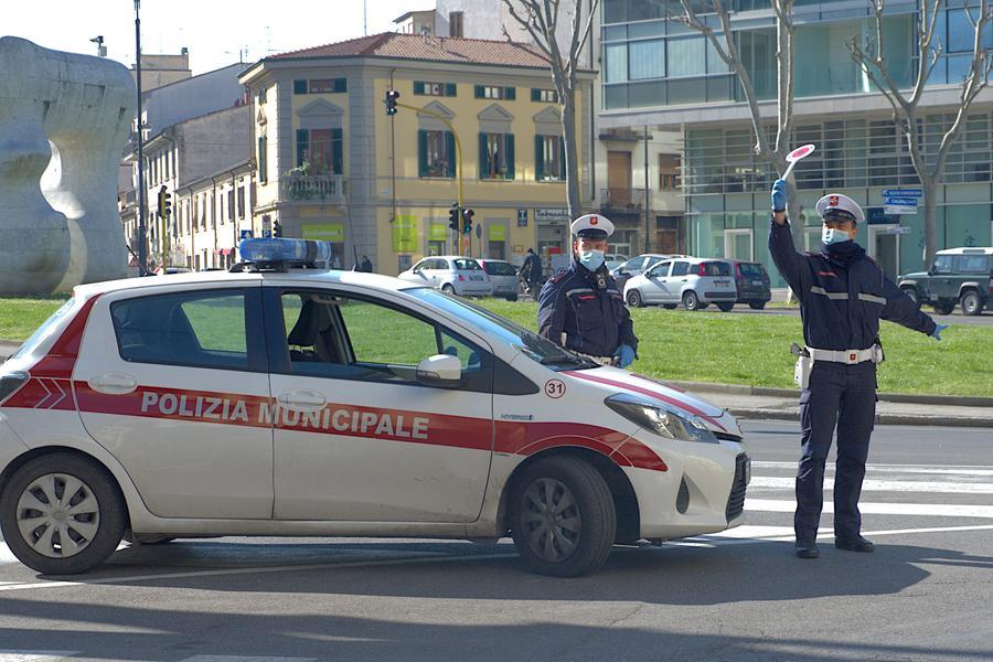 Guidava con una gomma a terra e con tasso quattro volte sopra il limite: denunciato