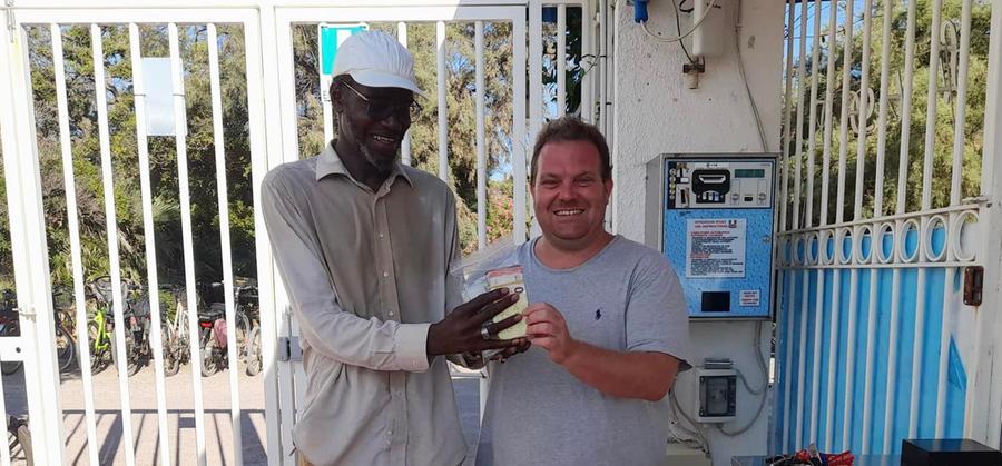 
	La consegna della colletta a Mamadou

