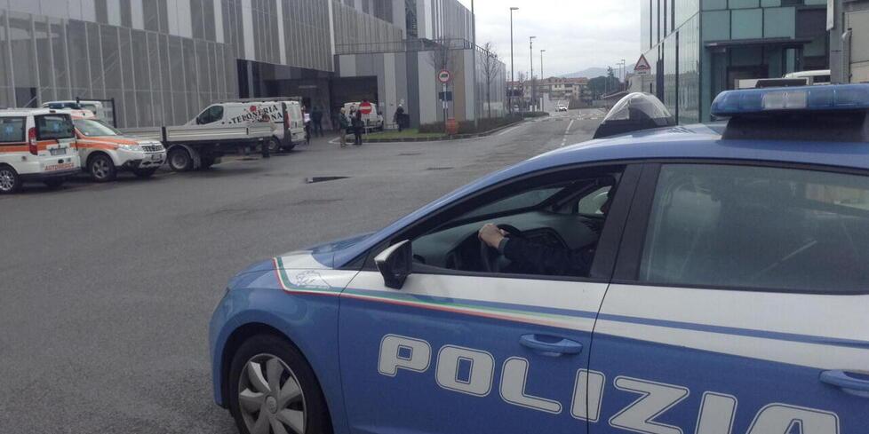 Una volante della polizia è prontamente intervenuta in via Pistoiese interrompendo il linciaggio del rapinatore, poi arrestato e portato in ospedale