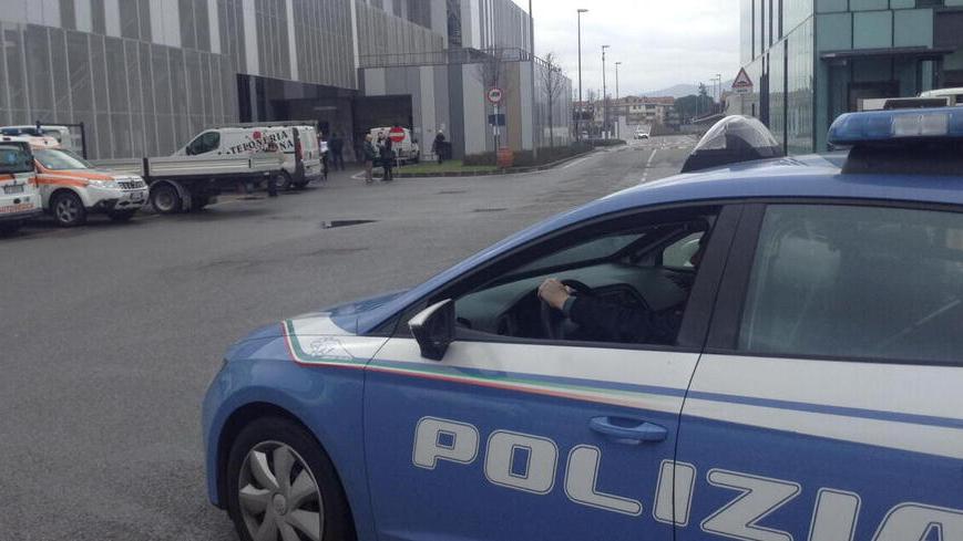 Una volante della polizia è prontamente intervenuta in via Pistoiese interrompendo il linciaggio del rapinatore, poi arrestato e portato in ospedale