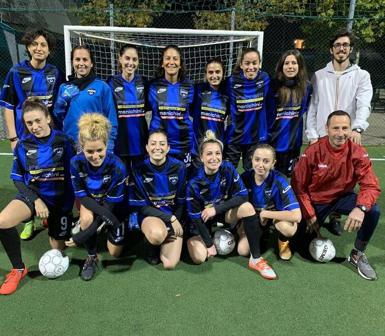 A destra la squadra della Pecciolese femminile calcio a 5