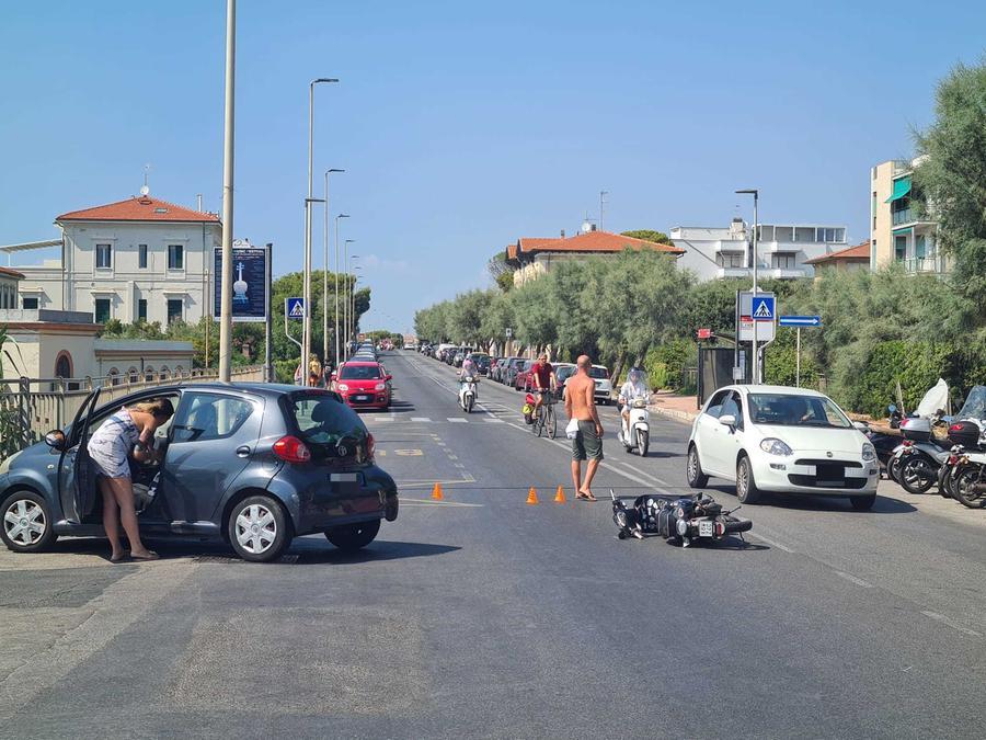 Scontro tra auto e scooter davanti alla baracchina Nicla