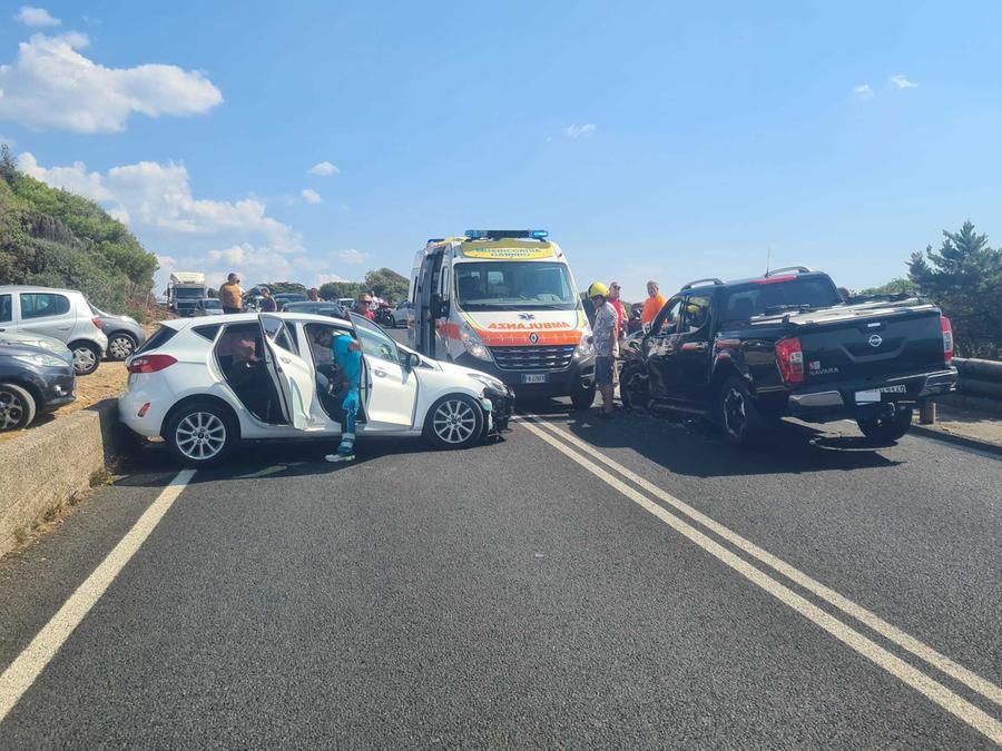 Scontro tra auto e pick up sul Romito, chiusa la strada