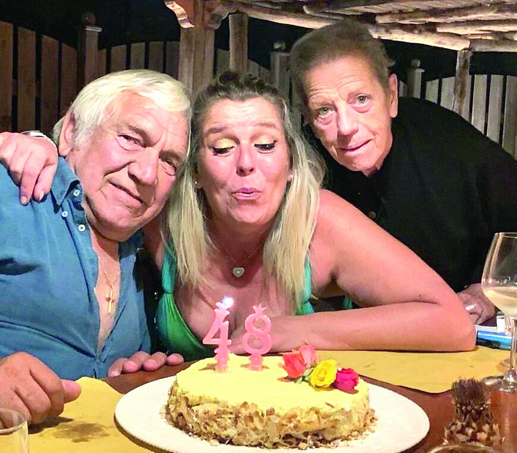 Camaiore, un regalo nel nome di Antonio: «Un defibrillatore al posto dei fiori per ricordare babbo»