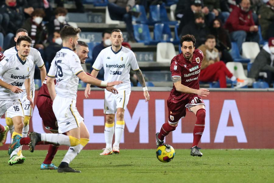 
	La punta Andrea Arrighini in azione con la maglia granata

