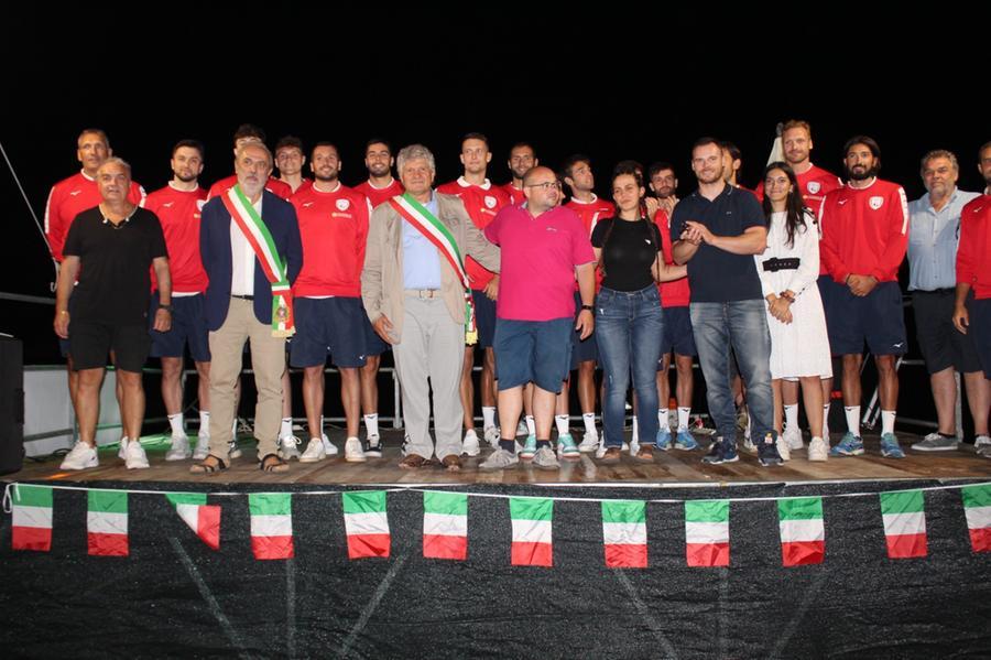 
	La Conad sul palco in piazza a Villa Minozzo con i sindaci Enrico Bini ed Elio Ivo Sassi e l&rsquo;olimpionico Giuliano Razzoli

