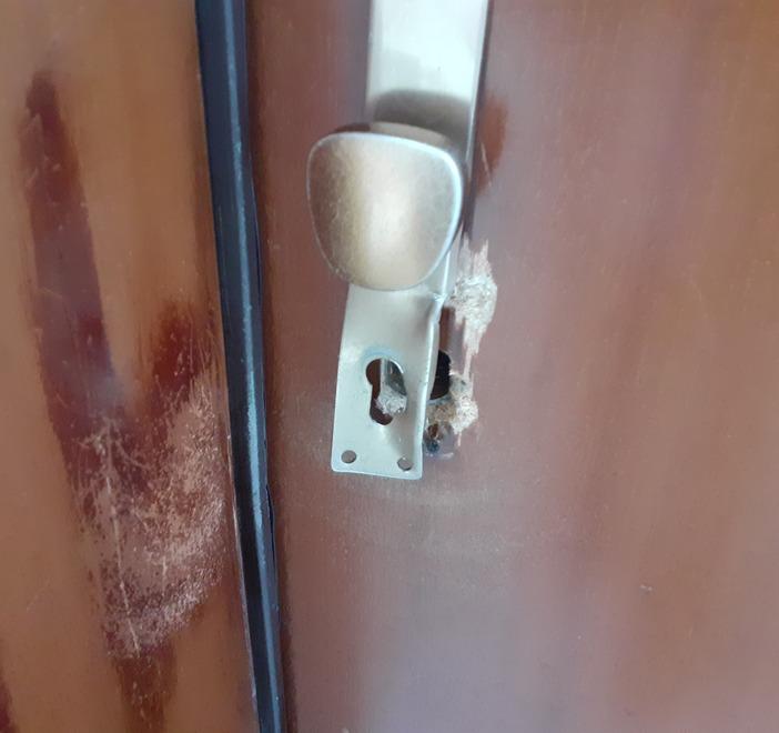 Viareggio, ladri in un palazzo al Varignano: forzata la porta dell’abitazione 