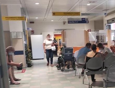 Le persone in fila al pronto soccorso