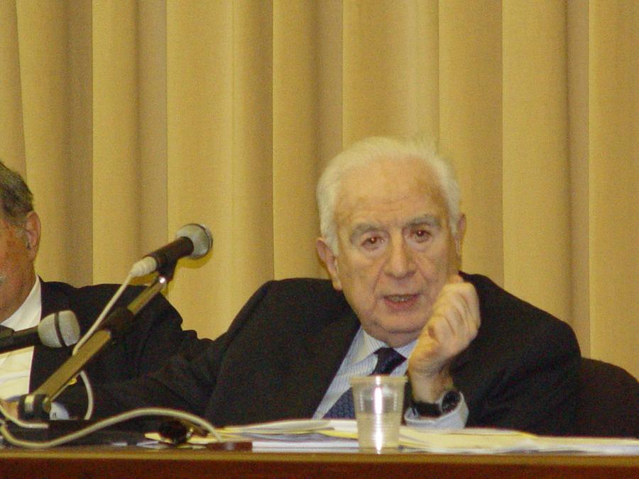 
	A proposito di Barbagia e razzismo si ricorda l'aneddoto della&nbsp;risposta dell'allora presidente della Repubblica Francesco Cossiga, nella foto, al senatore Pera&nbsp;

