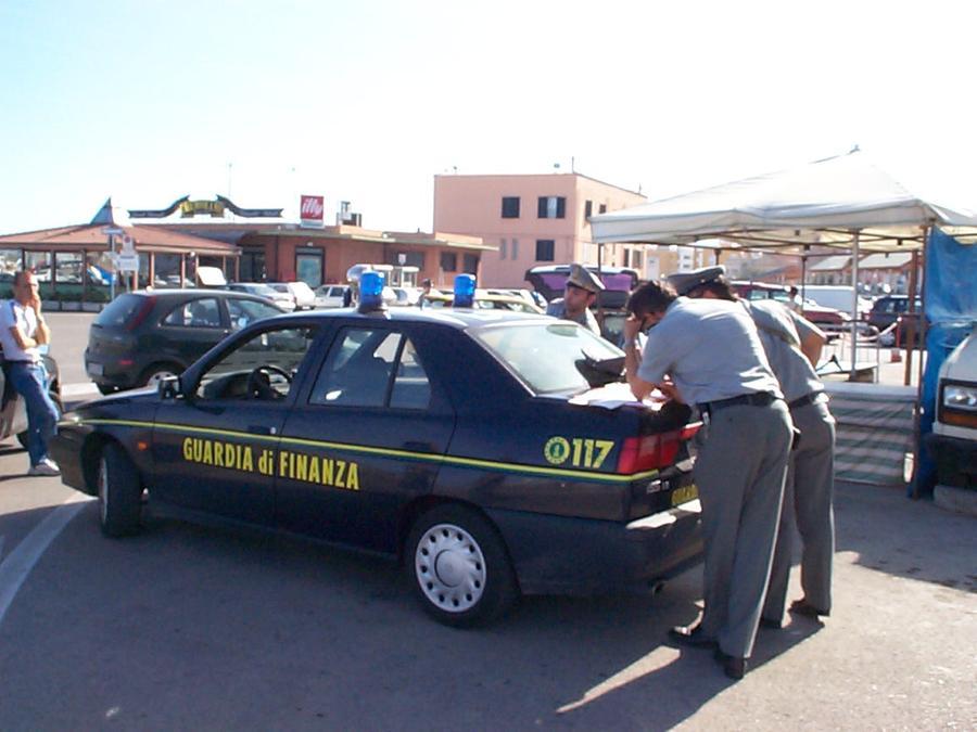 Sassari, 300 paia di occhiali griffati e fasulli: una denuncia