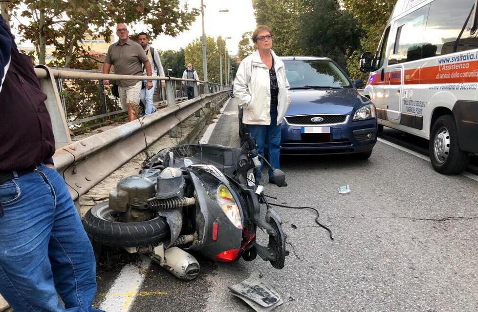 Nella foto l’incidente mortale avvenuto l’11 ottobre del 2018 sul cavalcavia di via degli Acquedotti in cui è morto a 41 anni Mauro Sanna ed è rimasto gravemente ferito l’amico e passeggero dello scooter Riccardo Giannessi (Pentafoto/Archivio Tirreno)