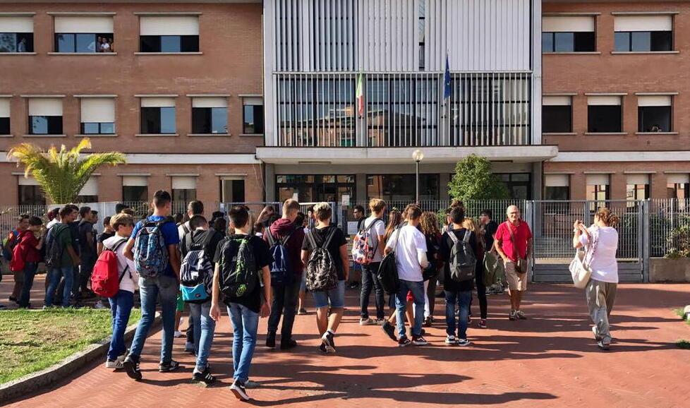 Alunni all’ingresso dell’istituto Cerboni a Portoferraio