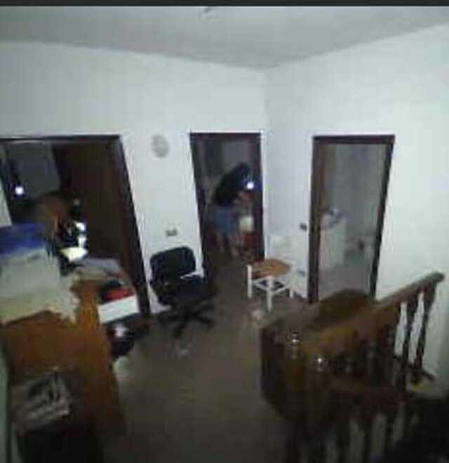 Vede i ladri in casa dalle telecamere: mobilita il paese e li mette in fuga 