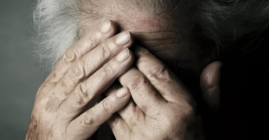 «Mi sono caduti gli occhiali nel suo terrazzo», entravano in casa degli anziani e li svaligiavano