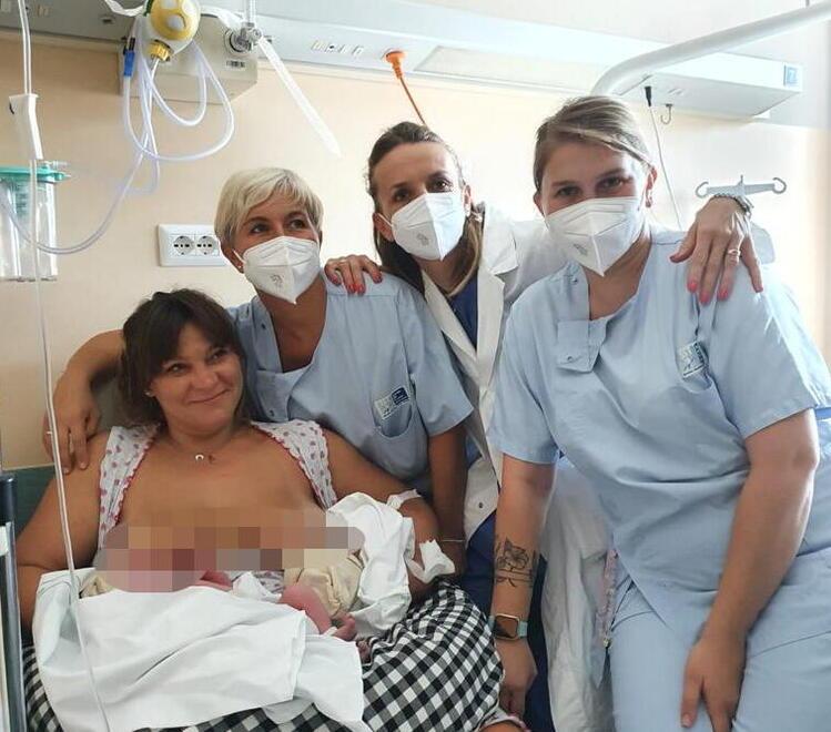 La mamma con i sanitari che hanno fatto nascere i due gemelli a distanza di poche ore dal parto prematuro della villeggiante