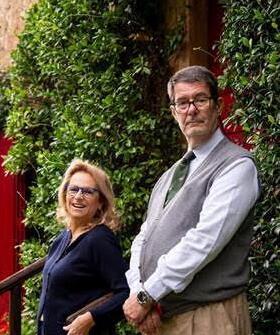 Livio Aloisi e Silvia Cirri all’esterno del loro Podere Conca a Bolgheri