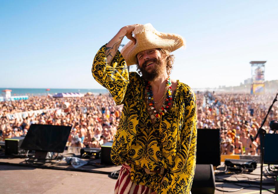 La prima tappa del Jova Beach Party a Lignano Sabbiadoro