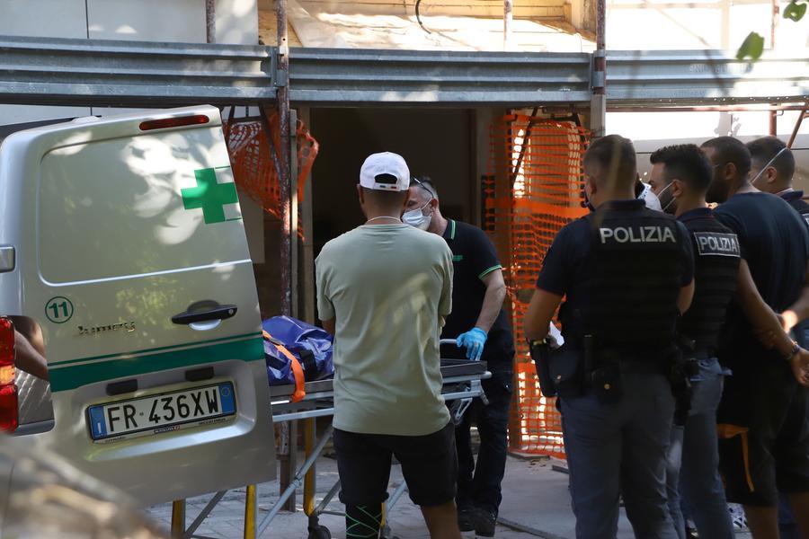 
	Il personale della Croce Verde trasporta fuori dal palazzo il cadavere della 36enne marocchina accanto alla Polizia


