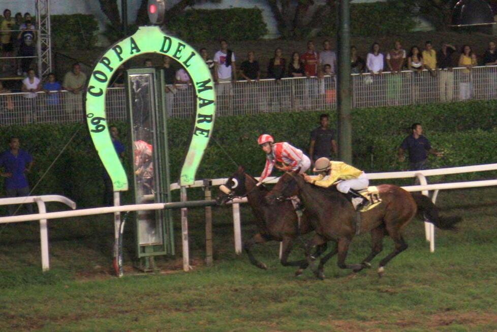 Un arrivo al fotofinish alla Coppa del Mare 2009 (arch. Penta Corrado Salvini)