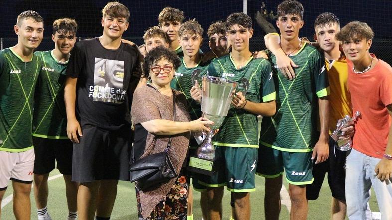 Sono i giovani della Dth ad alzare il trofeo Van Toff