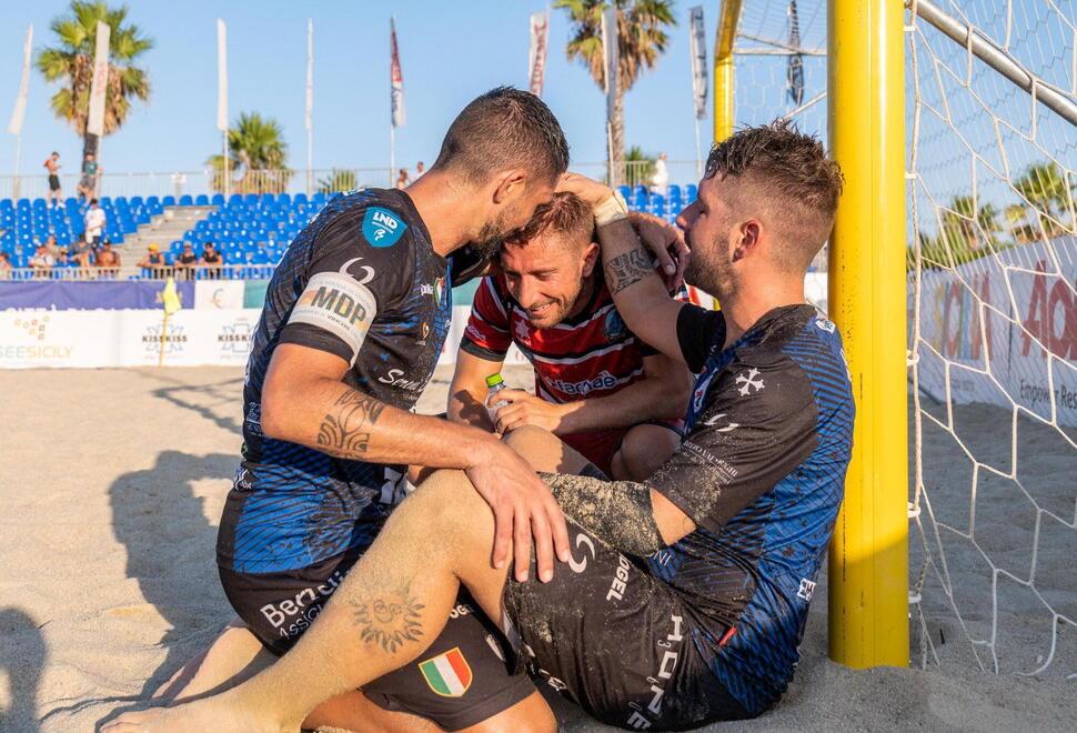 Marinai, i fratelli versiliesi campioni di Beach soccer: «Avversari sì, ma sempre uniti» 