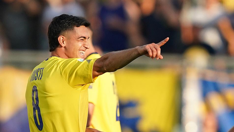 Doppietta col Modena e festa in Coppa. La partita perfetta di Nicola Mosti, versiliese di talento