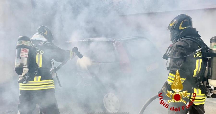 Paura a Olbia: prende fuoco l’auto parcheggiata nel box