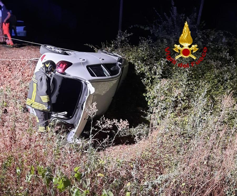 Auto esce di strada e si ribalta: ferite madre e figlia