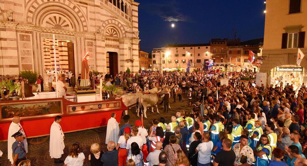 San Lorenzo, la festa del Patrono in centro: Ambra Sabatini riceve il Grifone d’Oro