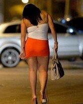 Prostituta trascinata in spiaggia per i capelli
