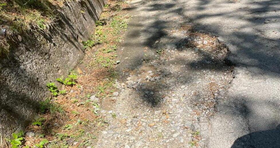 Strade verso monte: buche, pericoli e danni alle auto 