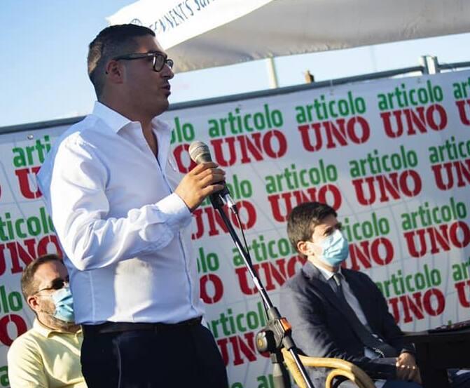 Leonard Conforti (in piedi), segretario provinciale di Articolo Uno, durante un comizio alla presenza di Roberto Speranza (alla sua sinistra)