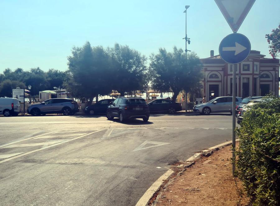 
	Un'auto che svolta a sinistra davanti alla Baracchina Rossa (Foto Daniele Stefanini/Silvi)

