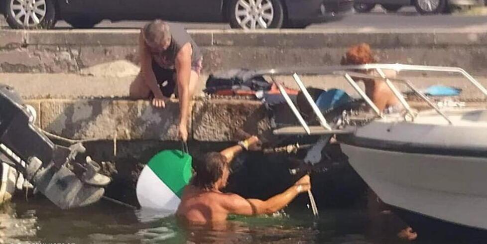 Viareggio, la canoa si rovescia e cade in mare: soccorsa dall’ex campione di nuoto 